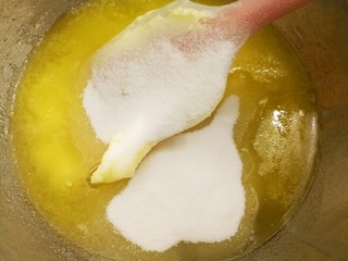 3、艾草相思酥,加入白糖和盐，搅拌均匀