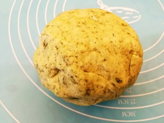 5、艾草相思酥,翻压成无干粉状态后揉成团，盖保鲜膜醒发十分钟左右