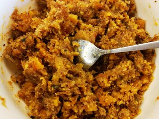 6、艾草相思酥,这是事先做好的咸蛋黄肉松馅