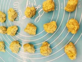 7、艾草相思酥,醒发好的面团分成15克左右一个的小面团
