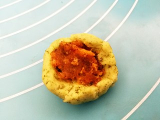 8、艾草相思酥,取一份小面团，上面挖适量的馅料