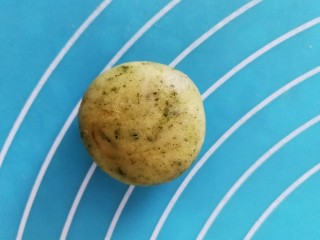 9、艾草相思酥,把馅料包裹起来，收口处捏紧搓圆