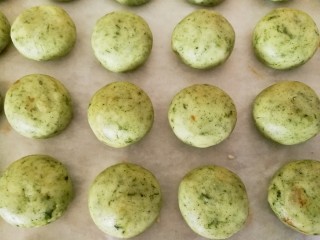 10、艾草相思酥,稍压扁后放在垫了油纸的烤盘上，依次全部做好，预热烤箱，上下火180度十分钟左右