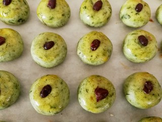 11、艾草相思酥,表面刷蛋液，放一粒蜜红豆，依次全部做好