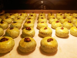 12、艾草相思酥,放进预热好的烤箱里面，中层，上下火175度烤制25分钟左右