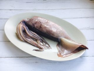 1、厨房挑战➕荤菜➕鲜鱿鱼丸,主要食材鲜鱿鱼。