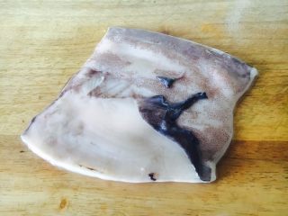 2、厨房挑战➕荤菜➕鲜鱿鱼丸,去头和尾及内脏，撕去腹黑膜。