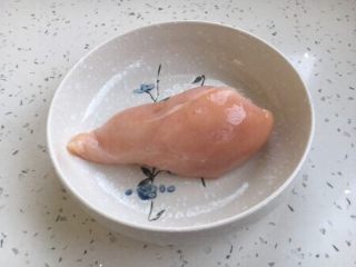 4、厨房挑战➕荤菜➕鲜鱿鱼丸,鸡大胸肉一块，先切成小块。