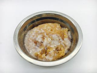 5、厨房挑战➕荤菜➕鲜鱿鱼丸,鸡肉和鲜鱿鱼用料理机打成肉泥。
