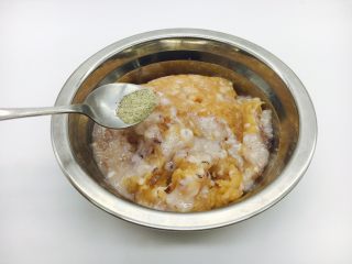 6、厨房挑战➕荤菜➕鲜鱿鱼丸,放入少许的白胡椒粉。