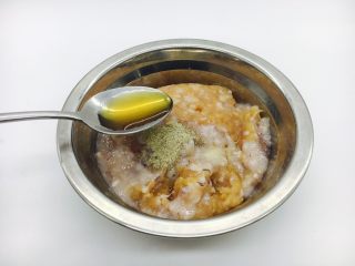 8、厨房挑战➕荤菜➕鲜鱿鱼丸,放入1勺料酒。