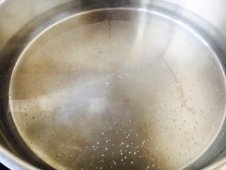 11、厨房挑战➕荤菜➕鲜鱿鱼丸,锅里放1200ml的水。