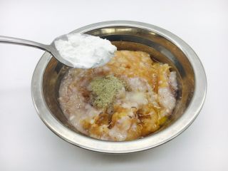 9、厨房挑战➕荤菜➕鲜鱿鱼丸,放入2勺淀粉。