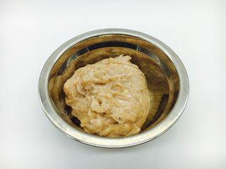 10、厨房挑战➕荤菜➕鲜鱿鱼丸,朝一个方向搅拌，搅拌至肉泥有劲。