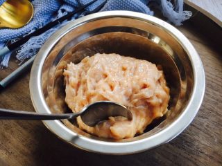 12、厨房挑战➕荤菜➕鲜鱿鱼丸,汆丸子首先要先从肉泥的边缘用小勺舀起。