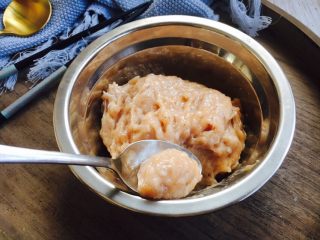 13、厨房挑战➕荤菜➕鲜鱿鱼丸,用小勺塑成丸子形状。