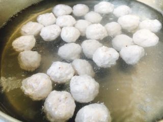15、厨房挑战➕荤菜➕鲜鱿鱼丸,先用温水把鱼丸养至漂起来。