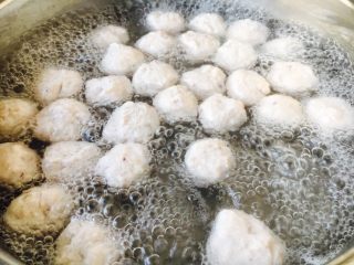 16、厨房挑战➕荤菜➕鲜鱿鱼丸,转大火煮2分钟左右。