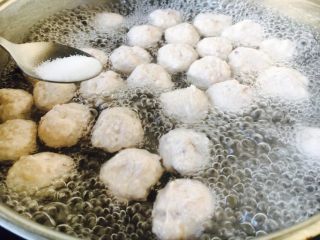 17、厨房挑战➕荤菜➕鲜鱿鱼丸,放入适量的盐。