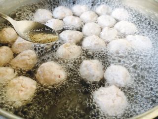 18、厨房挑战➕荤菜➕鲜鱿鱼丸,放入少许的白胡椒粉。