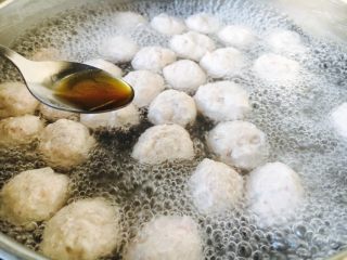 19、厨房挑战➕荤菜➕鲜鱿鱼丸,放入1小勺的香油。