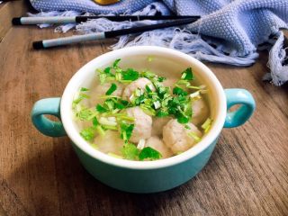 21、厨房挑战➕荤菜➕鲜鱿鱼丸,撒上香菜末即可。