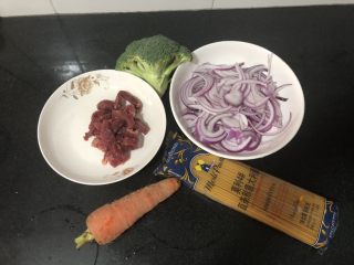 1、黑椒牛柳炒意大利面,全部材料，牛肉切条，洋葱切丝，红萝卜削皮切丝，西兰花切成小朵