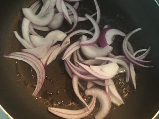 8、黑椒牛柳炒意大利面,放入洋葱炒香