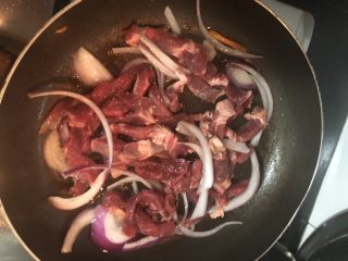 10、黑椒牛柳炒意大利面,接着倒入牛肉翻炒