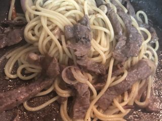 15、黑椒牛柳炒意大利面,加上适量的盐调味，即可出锅