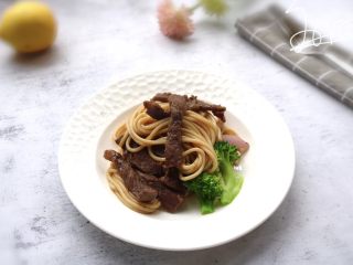 16、黑椒牛柳炒意大利面,成品图