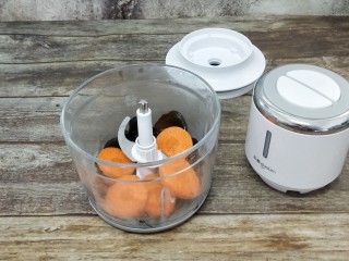 1、猪肉汤圆,洗净的胡萝卜，木耳放入绞肉机中搅拌成沫备用