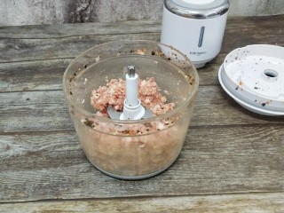 2、猪肉汤圆,接着把猪肉也搅拌成末，倒入碗中