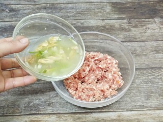 3、猪肉汤圆,分多次加入葱姜水