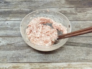 4、猪肉汤圆,用筷子顺时针搅拌上劲