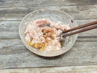 5、猪肉汤圆,加生抽，老抽，香油调味，再次搅拌均匀