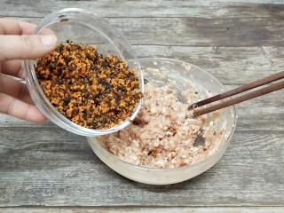 6、猪肉汤圆,最后再加入胡萝卜，木耳拌匀，馅料就做好了，刚拌好的馅料比较软，可以提前放入冰箱冷冻半个小时，包的时候比较好操作