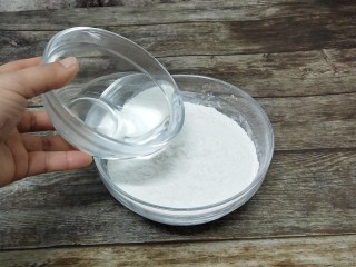 7、猪肉汤圆,糯米粉放入碗中，加入温水