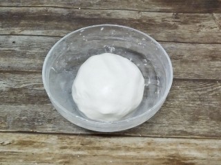 8、猪肉汤圆,和成团，温水不要一次性加太多，慢慢的加和好的面团像耳垂一样的柔软