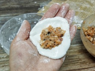 9、猪肉汤圆,面团捏扁，放上馅料