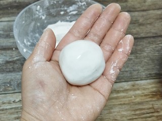 10、猪肉汤圆,收口再次搓圆