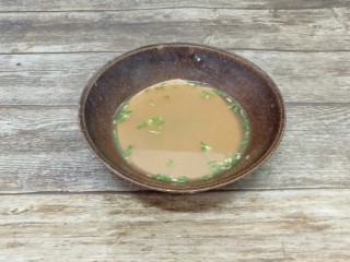 12、猪肉汤圆,煮汤圆的期间准备好清汤一勺，生抽几滴，香油两汤勺，煮汤圆的汤水，加少许葱花