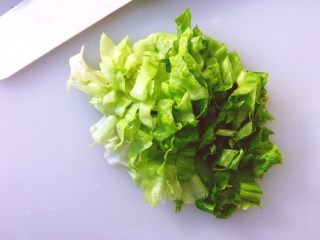 2、早餐+蝴蝶面 宝宝营养食谱,将生菜洗净切成小块