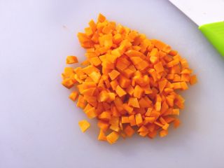 3、早餐+蝴蝶面 宝宝营养食谱,将胡萝卜去皮洗净切丁
