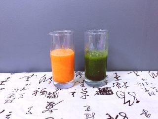 4、早餐+蝴蝶面 宝宝营养食谱,用榨汁机将胡萝卜，生菜分别榨成汁装好