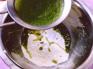 5、早餐+蝴蝶面 宝宝营养食谱,将生菜汁用滤网过滤汁放入100g面粉中