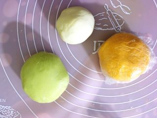 6、早餐+蝴蝶面 宝宝营养食谱,将胡萝卜汁用滤网过滤汁加入面粉中，加入适量盐，和好面团，另外50g面粉兑水25g和好面团，所有面团揉成光滑保鲜膜包住醒面30分钟