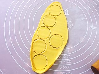 7、早餐+蝴蝶面 宝宝营养食谱,将面条擀开成薄皮，用磨具压花，将多余的面团揉圆擀开成薄皮压花