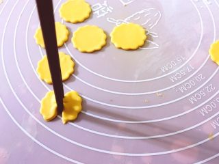 8、早餐+蝴蝶面 宝宝营养食谱,将多余的面团去掉，用筷子从中间夹一下