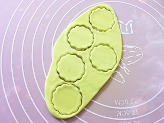 9、早餐+蝴蝶面 宝宝营养食谱,绿色面团方法如黄色的一样操作